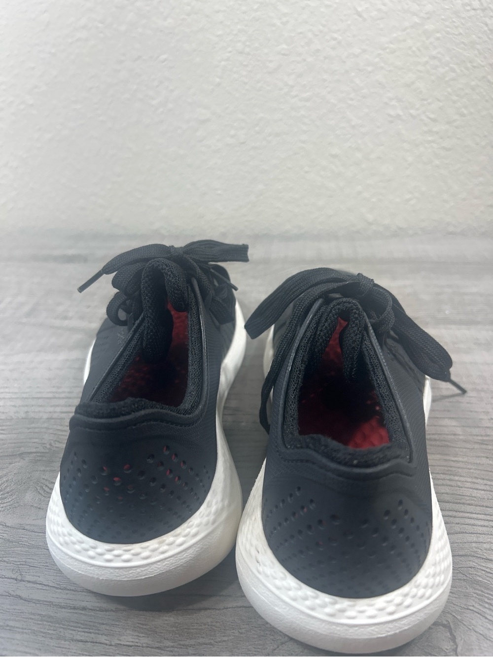 Crocs LiteRide Pacer Sneakers Black White Lightweight Comfort Shoes Women’s Sz 9 - Picture 5 of 10